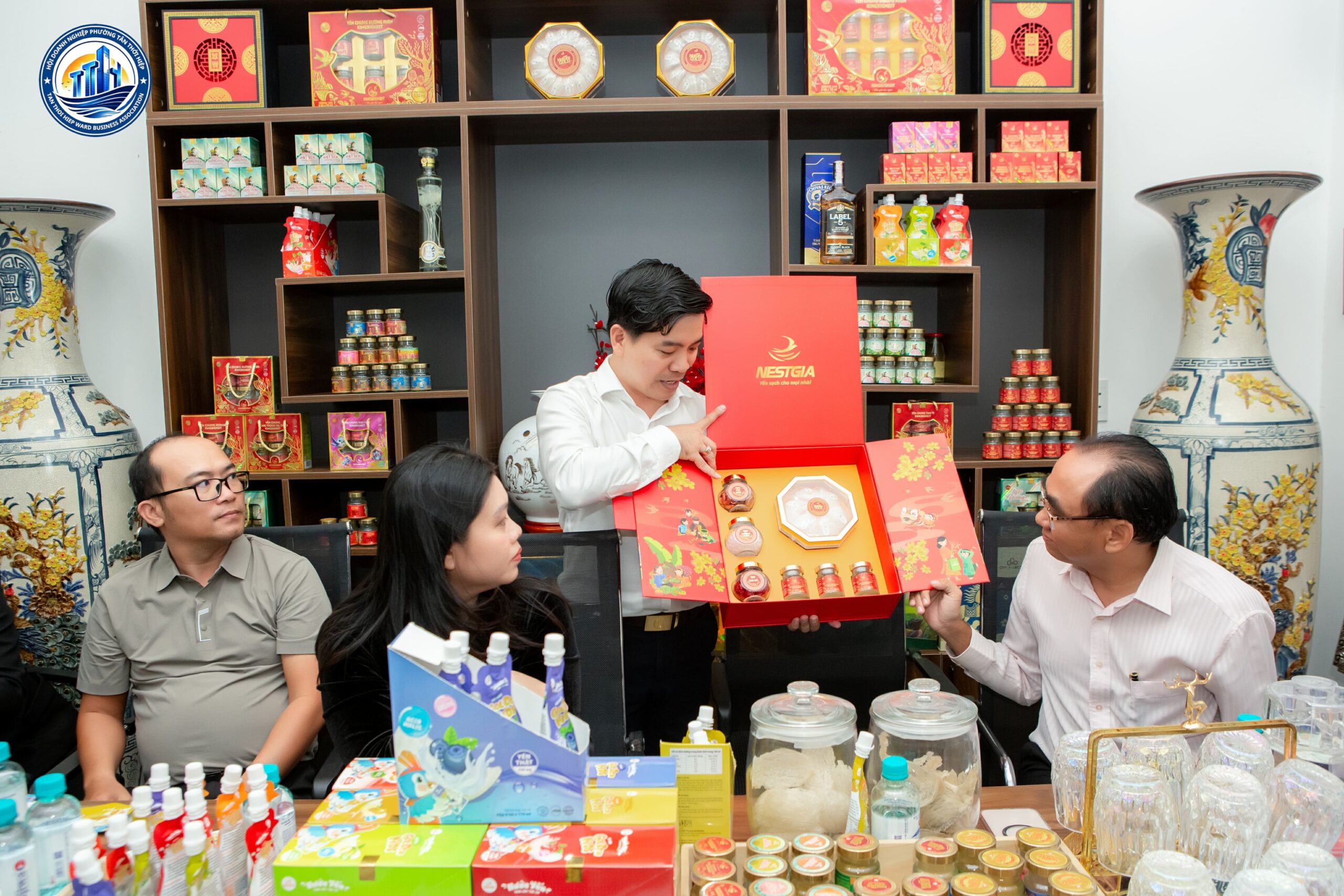 Chủ tịch NestGia giới thiệu bộ quà tặng yến sào thượng hạng độc quyền với Đoàn Doanh Nghiệp