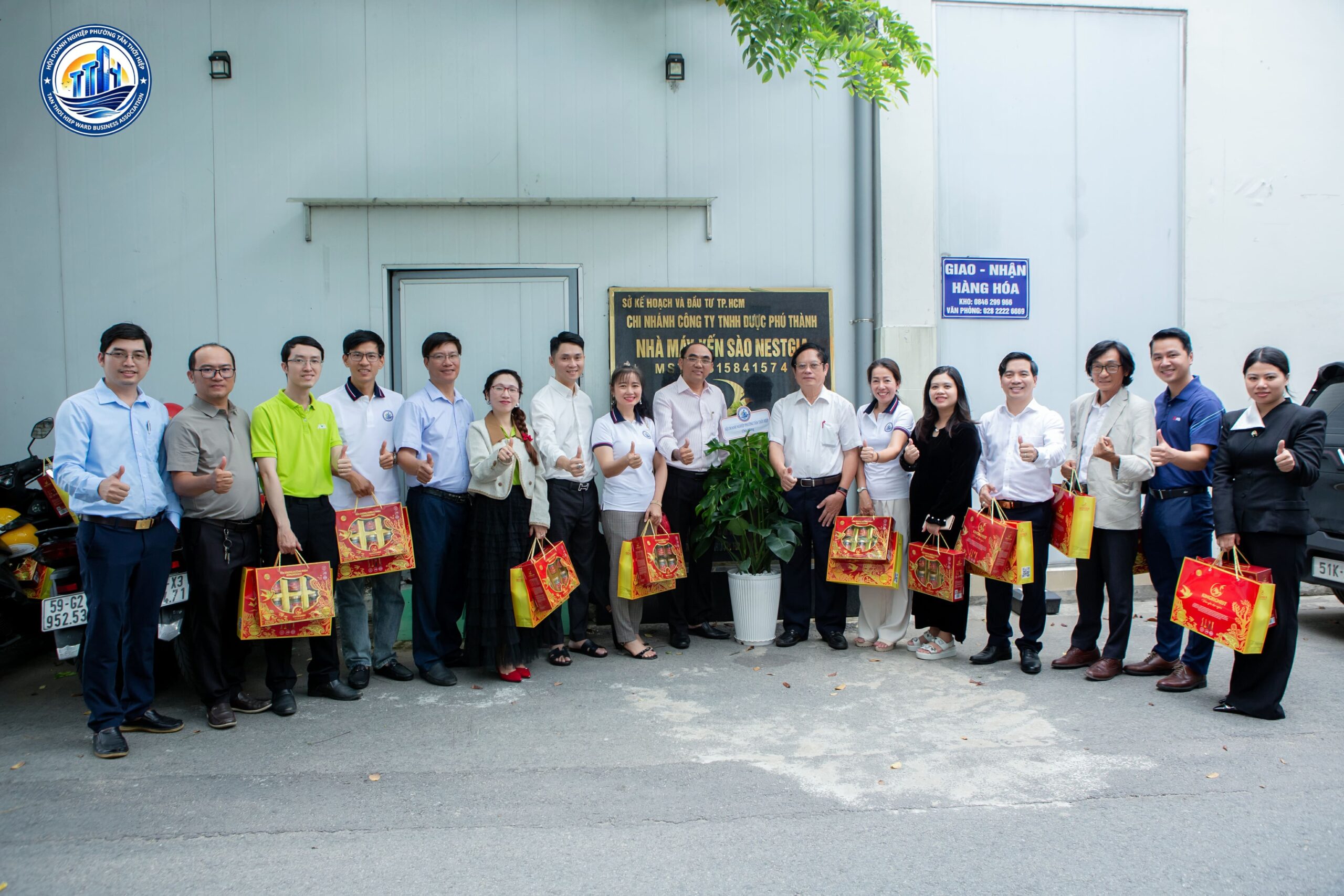 NestGia hân hoan nhận quà lưu niệm từ Đoàn Doanh nghiệp.