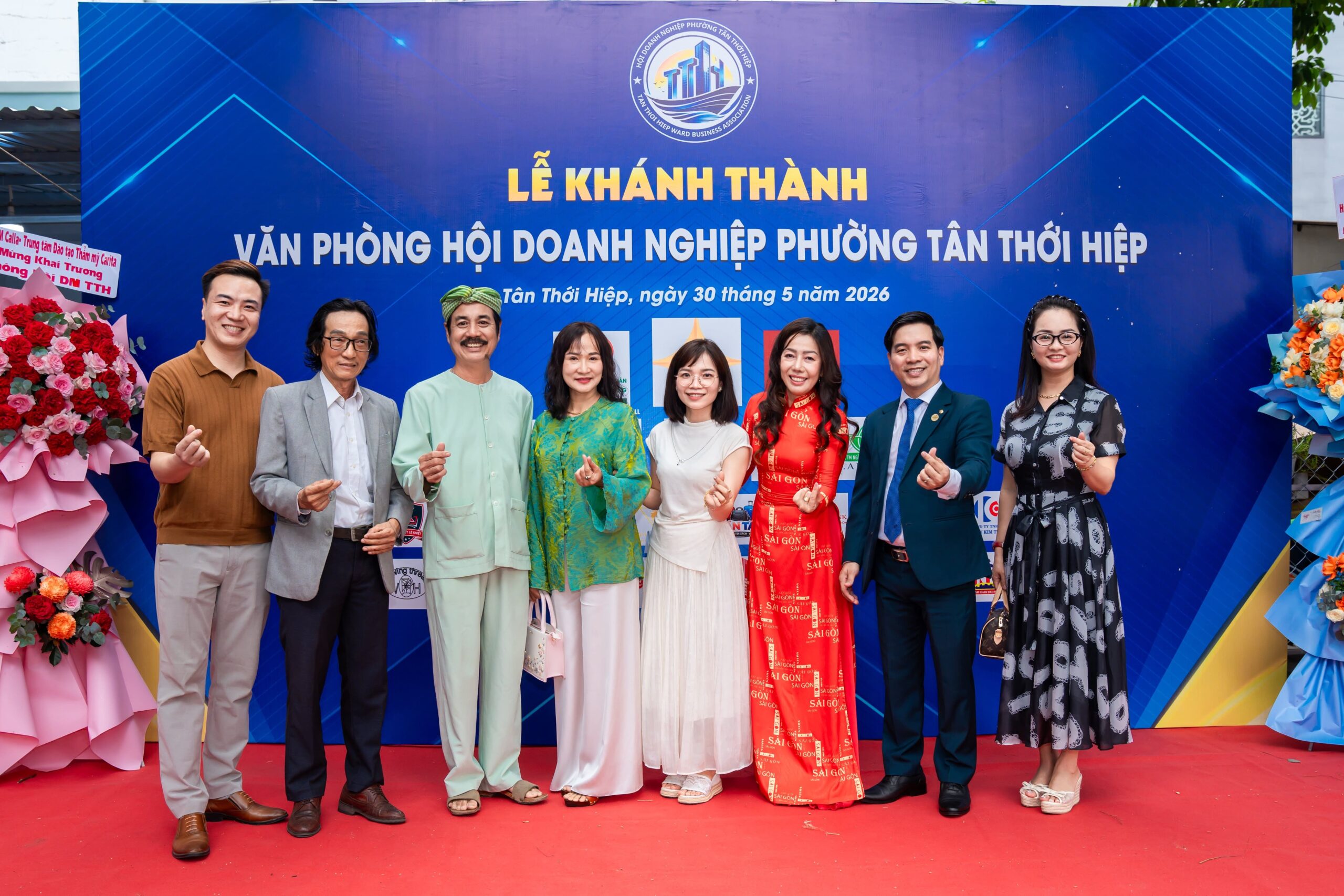 Đại diện BLĐ NestGia chụp ảnh lưu niệm cùng P.Chủ Tịch Hội Doanh Nghiệp Phường Tân Thới Hiệp, Nghệ sĩ Hữu Thạch, Hoạ sĩ Lê Phương,... 