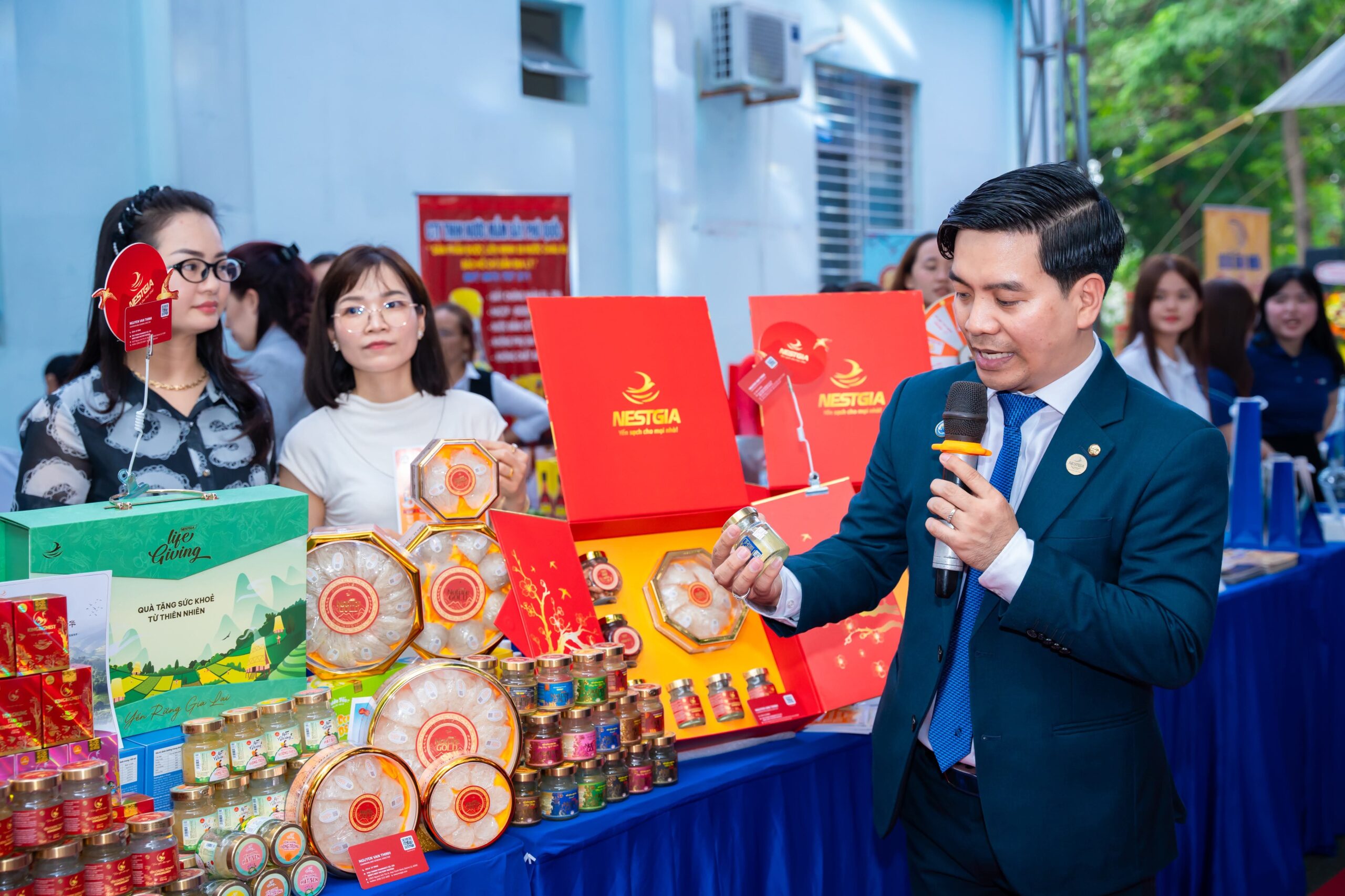 Tổng Giám Đốc - Ông. Nguyễn Văn Thịnh hăng say giới thiệu các sản phẩm của NestGia với khách tham quan gian hàng