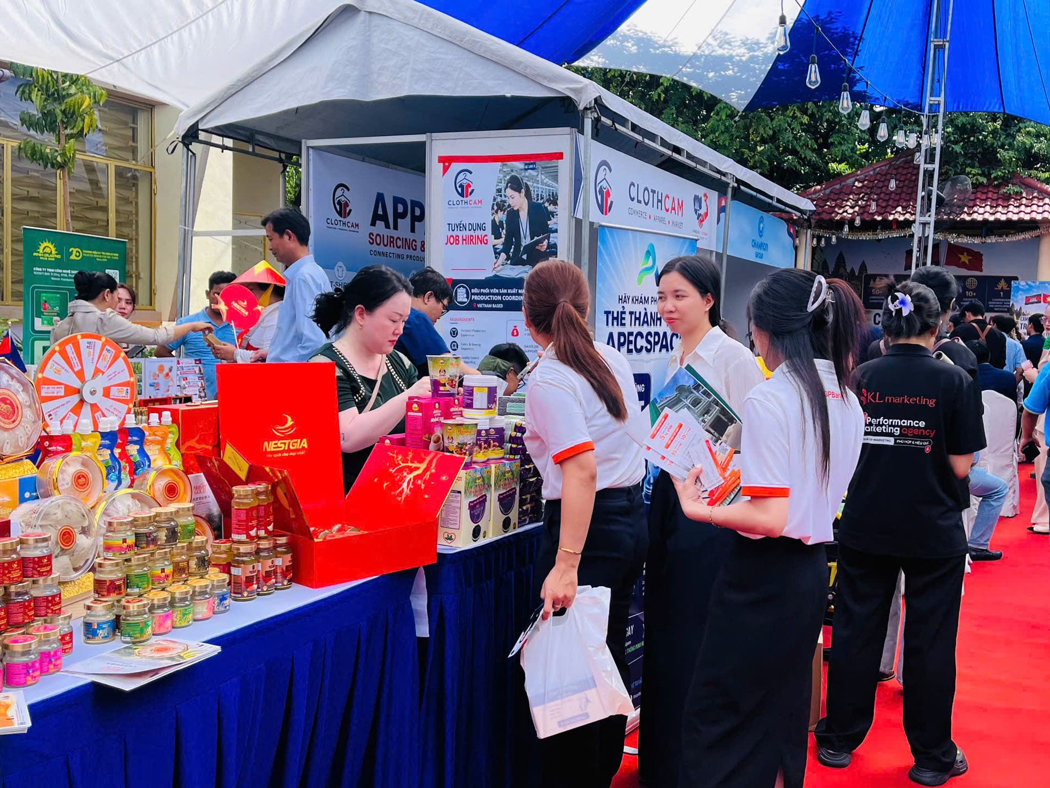 Khách tham quan và đối tác quốc tế trải nghiệm các gian hàng