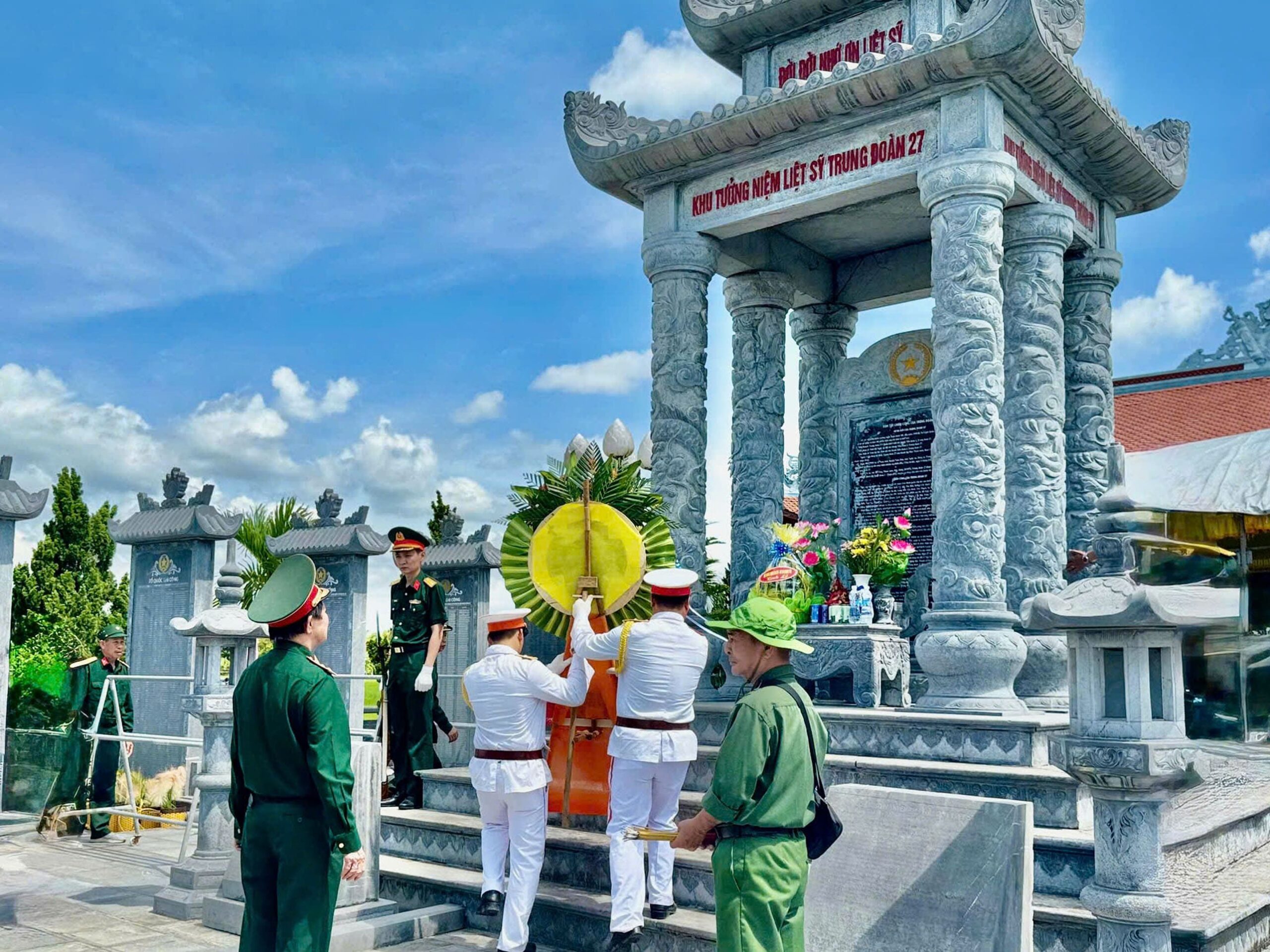 Thành kính dâng hương tại Đền thờ 2.500 liệt sĩ Trung đoàn 27, tưởng nhớ công ơn to lớn của các anh hùng đã ngã xuống vì nền độc lập, tự do của Tổ quốc.