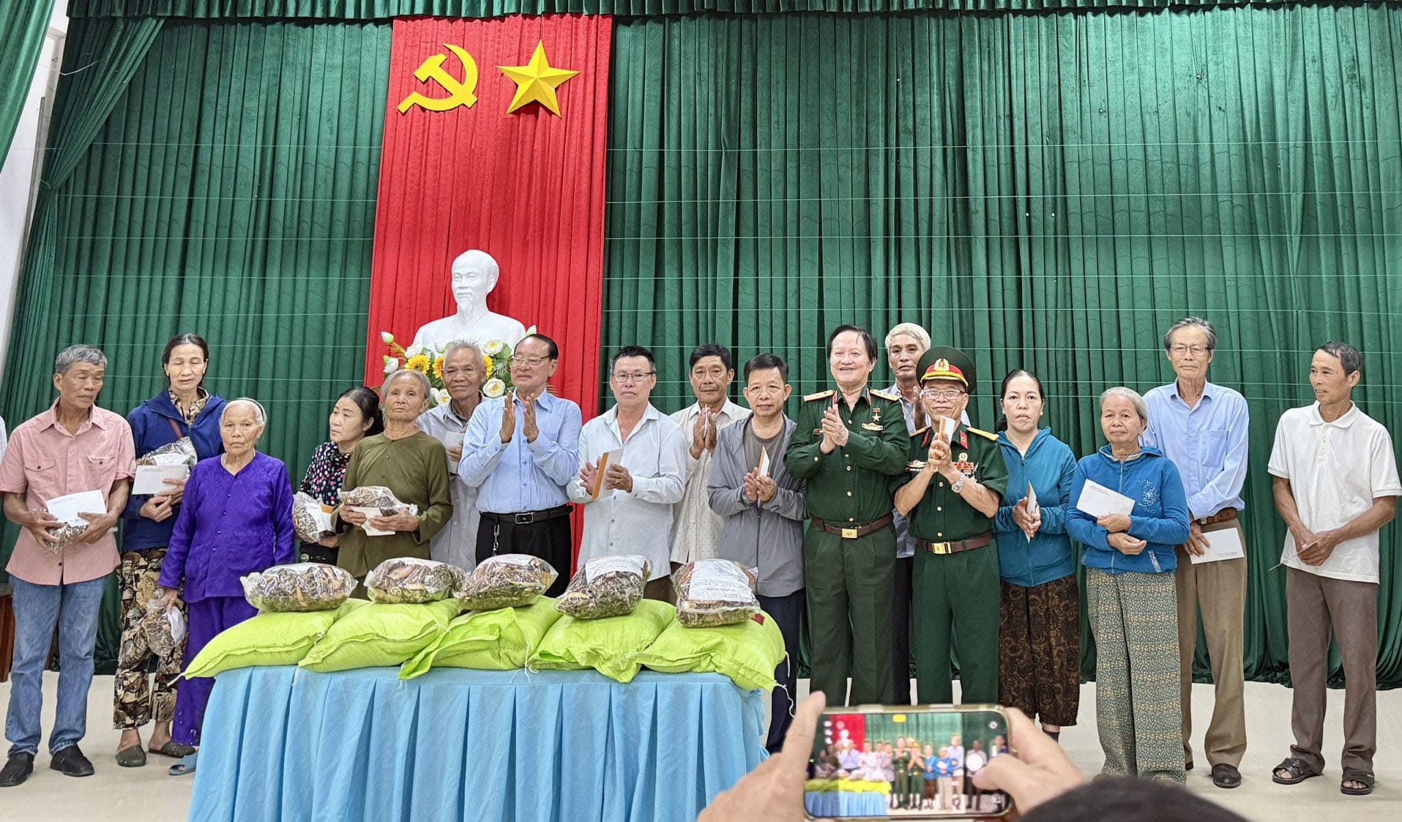 Thượng tướng viện sĩ Nguyễn Huy Hiệu thay mặt các cơ quan, đơn vị trao quà cho gia đình có công.