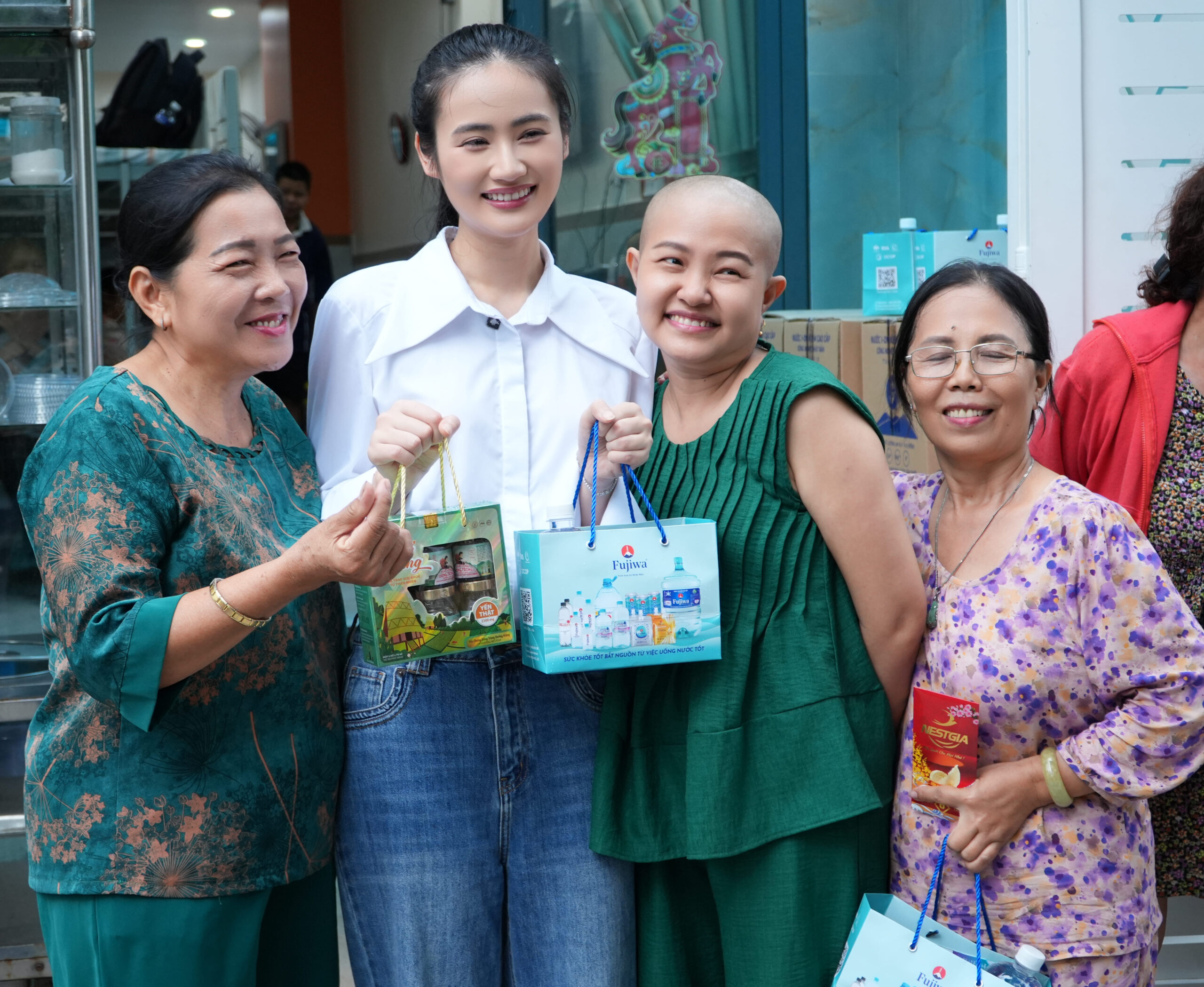 Hoa hậu Ý Nhi trở lại Nhà Tâm An – Hành trình nối dài những vòng tay ấm và nụ cười chiến thắng nghịch cảnh
