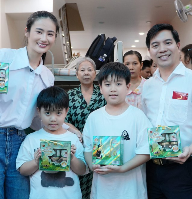 Lãnh đạo NestGia, Hoa Hậu Ý Nhi cùng 2 em bé Phú Thành & Đức Phúc trao tặng quà LifeGiving đến mái ấm