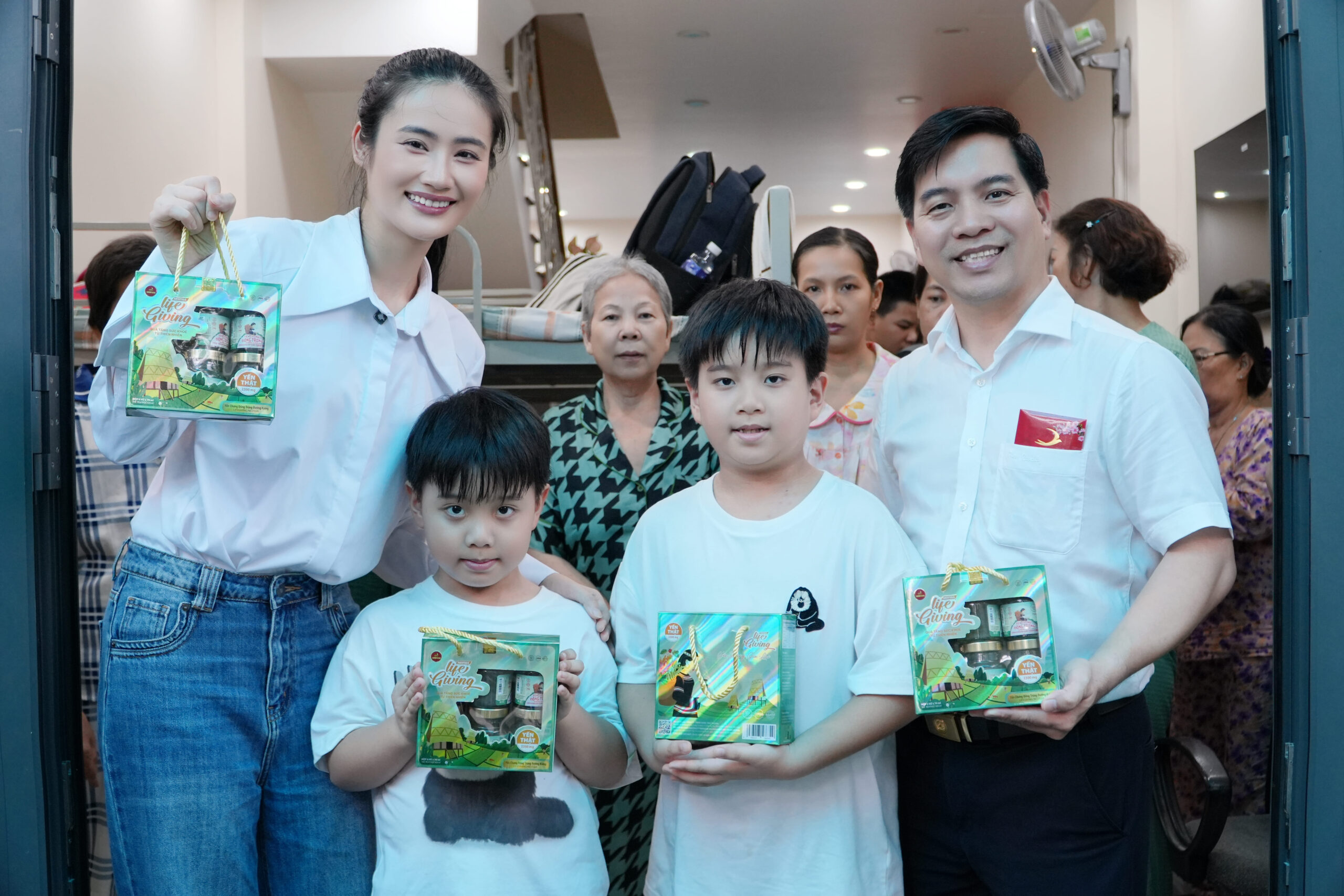 Lãnh đạo NestGia, Hoa Hậu Ý Nhi cùng 2 em bé Phú Thành & Đức Phúc trao tặng quà LifeGiving đến mái ấm