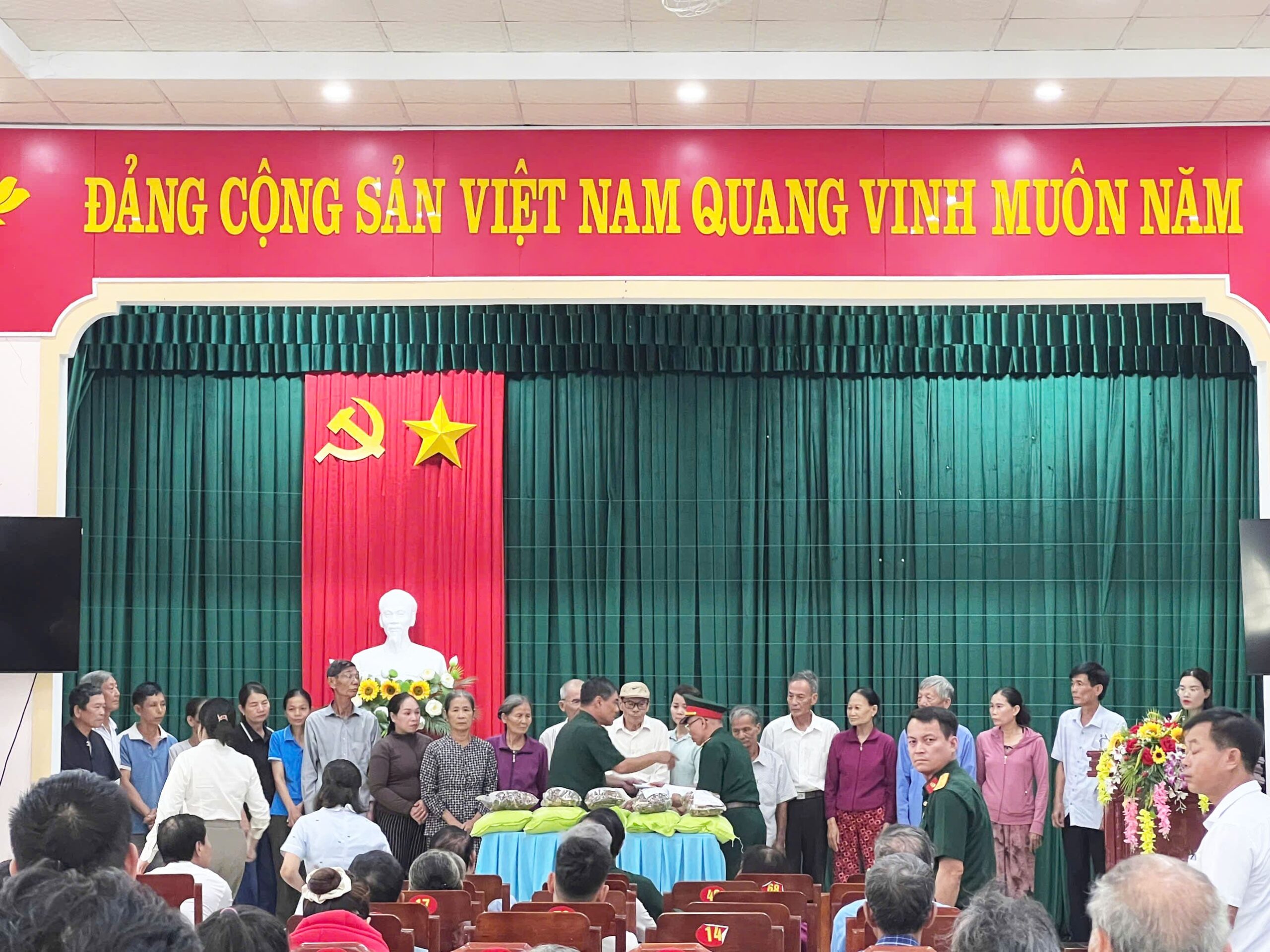 Đại diện NestGia tận tay trao tặng những suất quà tri ân đến các gia đình liệt sĩ, thân nhân Mẹ Việt Nam anh hùng và người có công trên địa bàn xã Hiếu Giang.