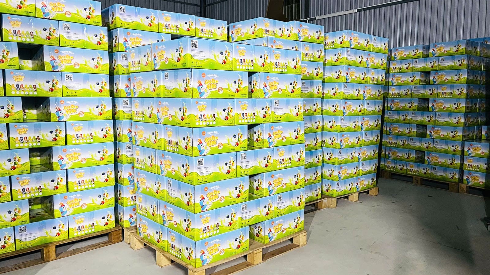 Hơn 100 thùng Goldenkids loại 72 túi/ thùng, NestGia chuẩn bị vận chuyển sang điểm phát quà