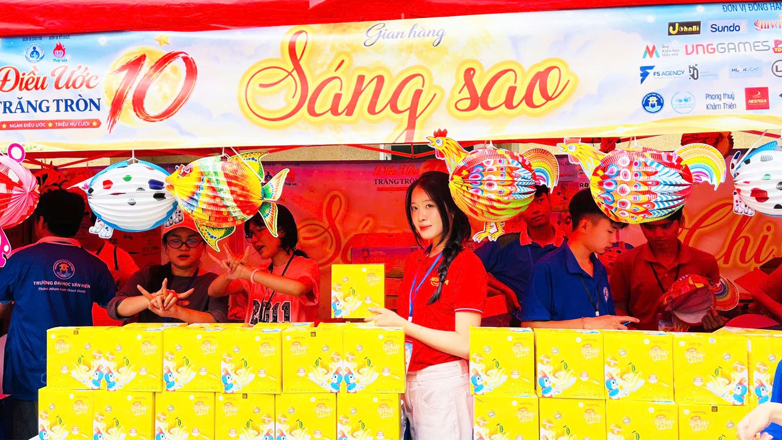 Gian hàng Sáng Sao "nhuộm vàng" túi nước yến trái cây GoldenKids vị Lê dinh dưỡng