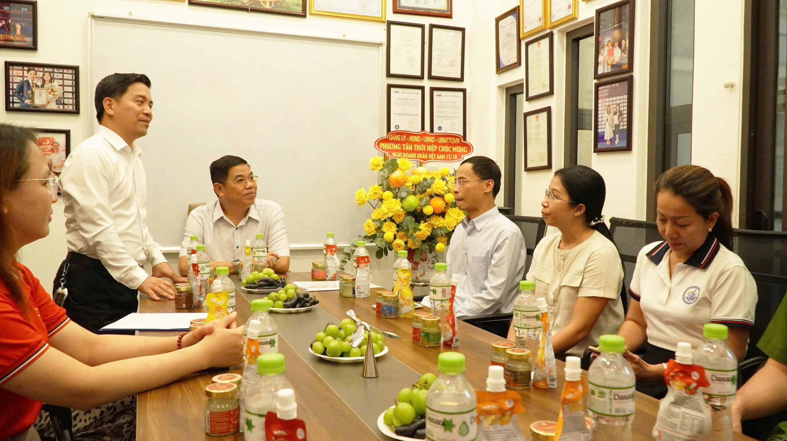 Ông Nguyễn Văn Thịnh – Tổng Giám đốc NestGia – giới thiệu về hành trình phát triển, sứ mệnh và định hướng của doanh nghiệp đến đoàn lãnh đạo phường Tân Thới Hiệp.