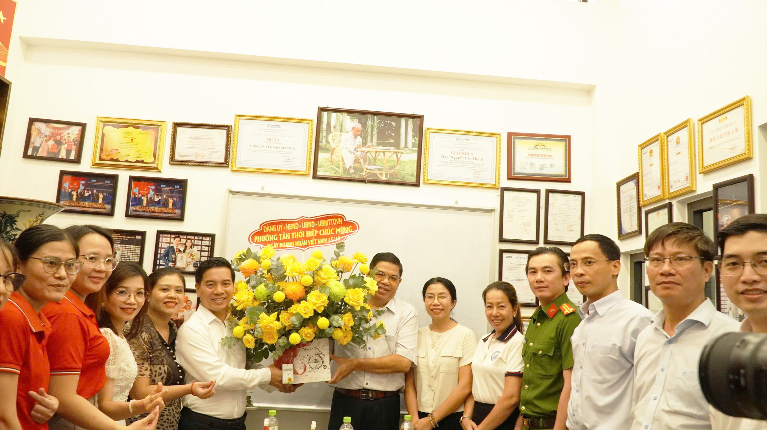 Đại diện Ban lãnh đạo NestGia nhận hoa từ đoàn lãnh đạo phường Tân Thới Hiệp, chụp ảnh lưu niệm, khép lại chuyến tham quan trong không khí thân tình, gắn kết.