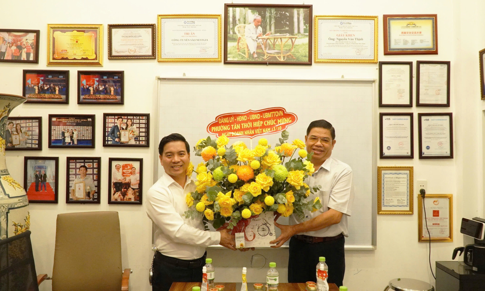 nestgia-don-doan-lanh-dao-phuong-tan-thoi-hiep-tham-nha-may