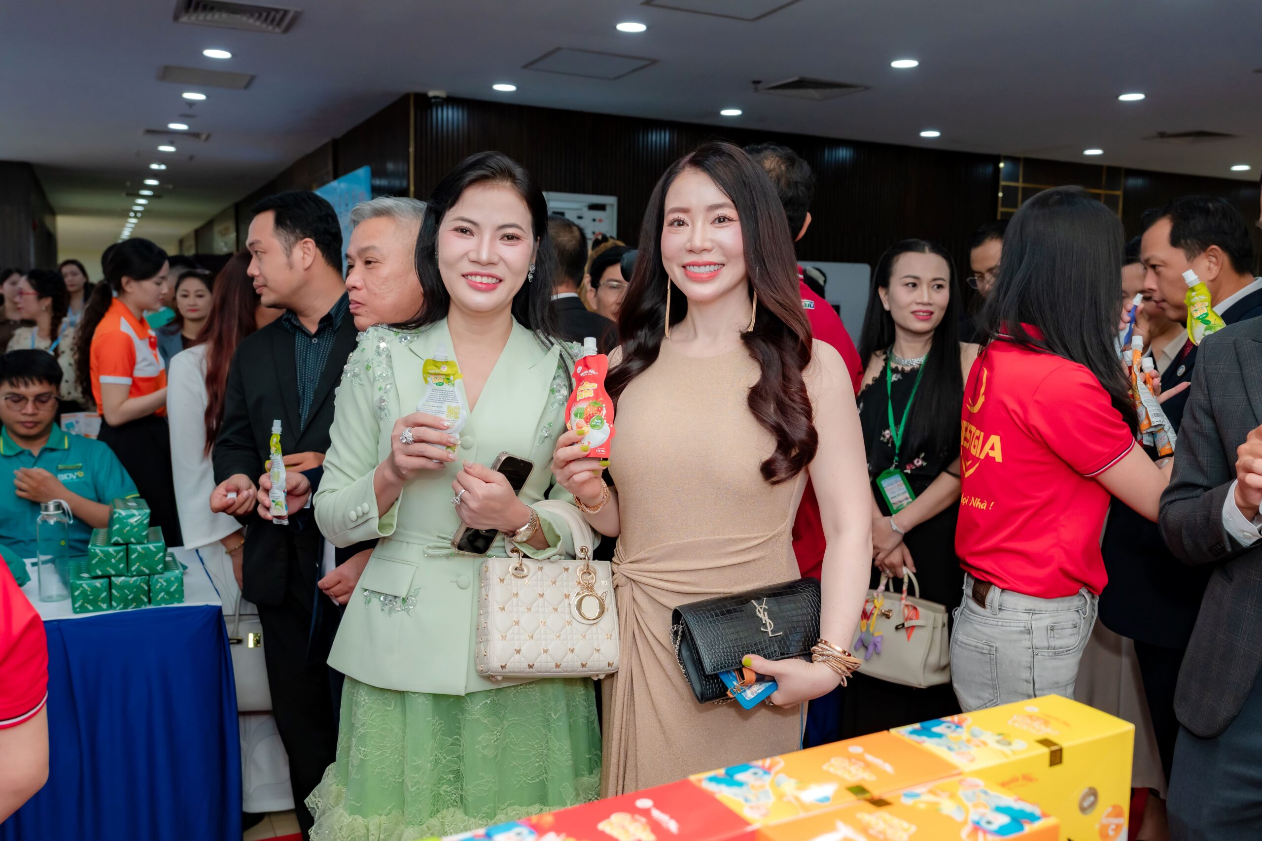 Quý doanh nhân hào hứng trải nghiệm sản phẩm Nước yến trái cây GoldenKids
