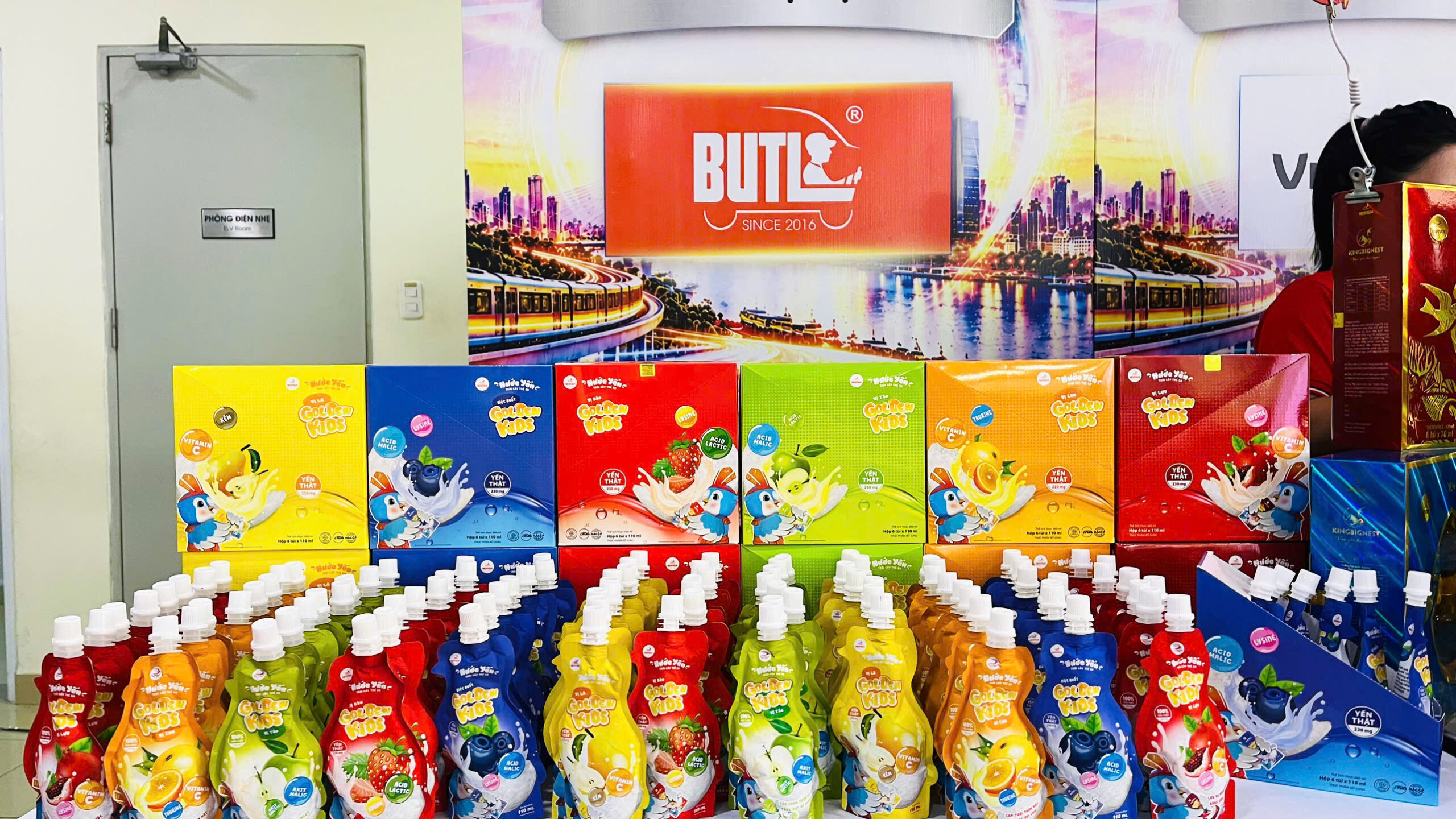 Bộ sưu tập Nước yến trái cây GoldenKids sẵn sàng phục vụ Quý quan khách dùng thử tại sự kiện