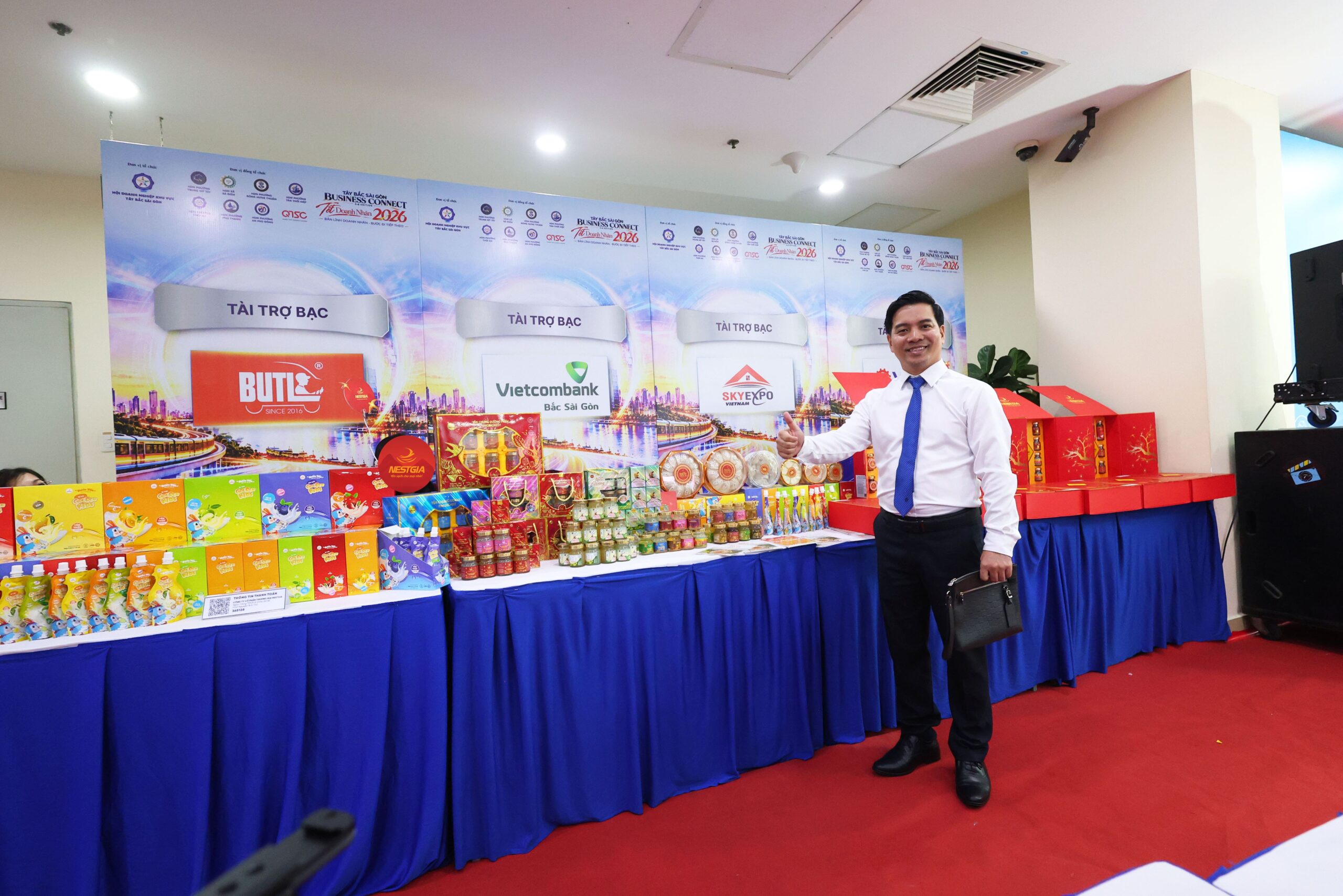 Tổng Giám đốc NestGia - Ông. Nguyễn Văn Thịnh hào hứng giới thiệu với Quý doanh nhân và quan khách về những "đứa con tinh thần" của mình